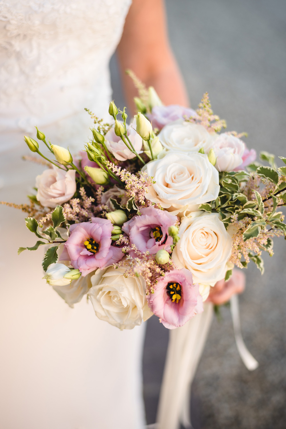 Bouquet con fiori bianchi viola e verdi