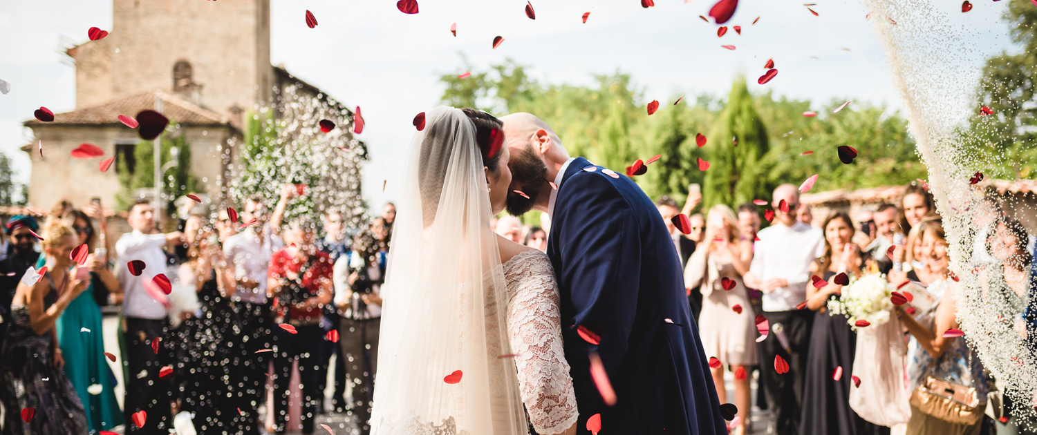 Lancio di rose e petali a sposi fuori chiesa